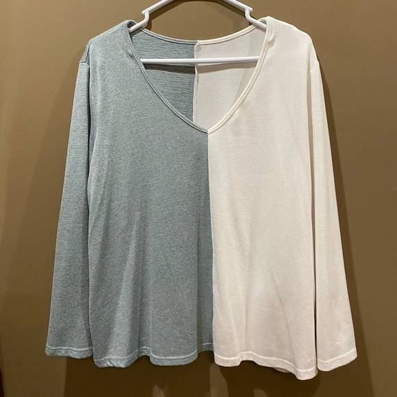 Shein Half Blue Half White Long Sleeve Thin Sweater V Neck Women’s 1X - Picture 6 of 6